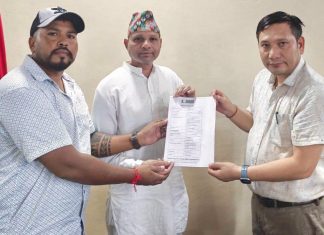 नेपालगन्जका निवर्तमान वडाअध्यक्षद्वारा बाढी पीडितलाई डेढ लाख सहयोग