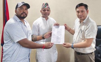 नेपालगन्जका निवर्तमान वडाअध्यक्षद्वारा बाढी पीडितलाई डेढ लाख सहयोग