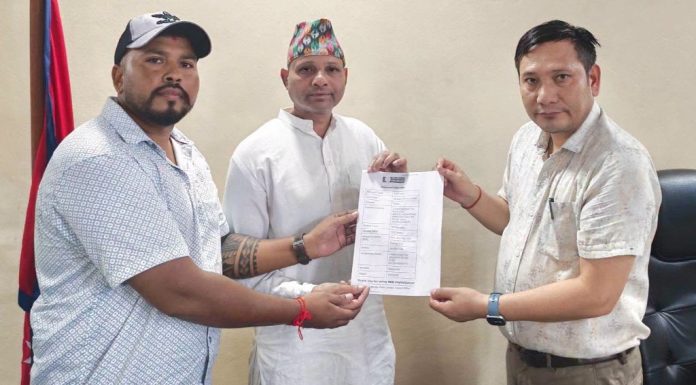 नेपालगन्जका निवर्तमान वडाअध्यक्षद्वारा बाढी पीडितलाई डेढ लाख सहयोग
